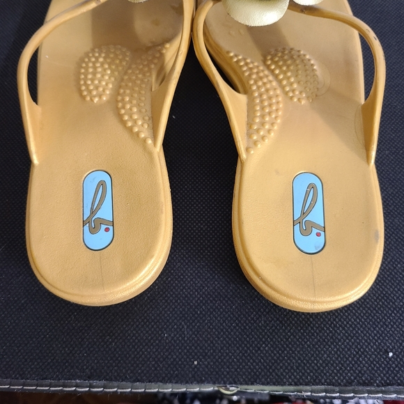 OKA b. Sandals Thong Flip-Flops Gold Flowers Comfy - Picture 5 of 10